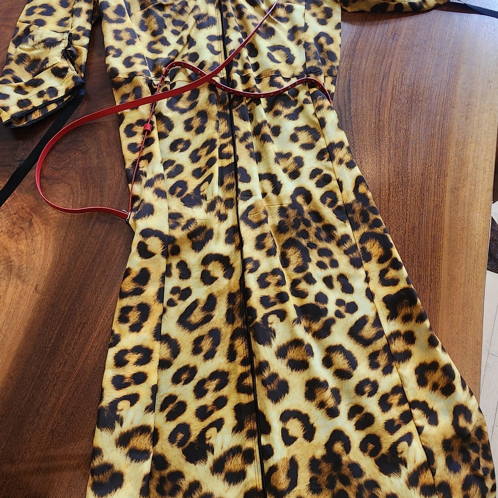 Marc Javobs Leopard Print V-Neck Midi Dress in Yellow - Picture 5 of 7